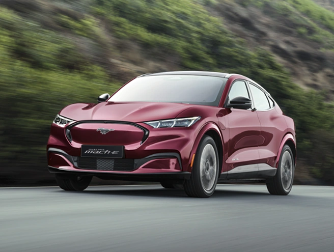 Khả năng vận hành ấn tượngCảm nhận khả năng tăng tốc tức thì của Mustang Mach-E, nhờ vào 4 động cơ điện, mang tới công suất tối đa 395PS và mô men xoắn 676Nm mô men xoắn.