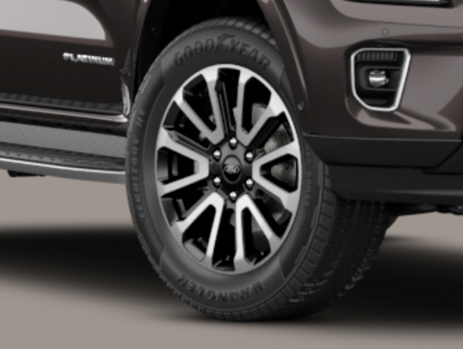 Vành hợp kim 20 inch
Vành xe hợp kim 20 inch, 12 chấu với 3 lớp sơn càng làm tôn thêm dáng vẻ bề thế và sang trọng của chiếc xe ở mọi góc nhìn.