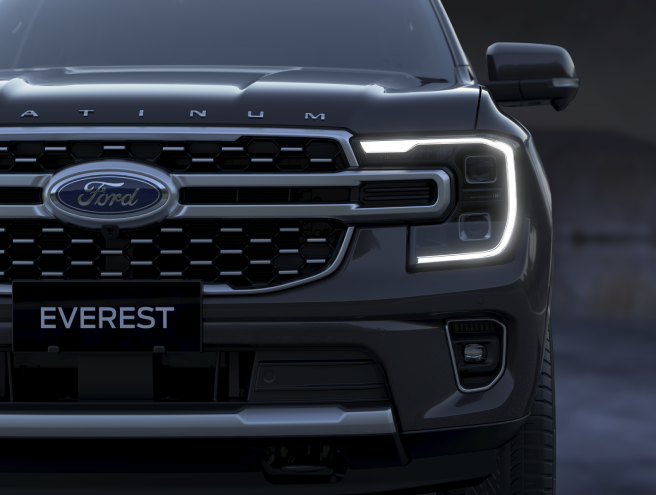 Ngoại thất mang đậm chất DNA Ford
Thiết kế lưới tản nhiệt mới thêm nổi bật với những chi tiết mạ chrome cao cấp, cho một ngoại thất tinh tế và sang trọng. Nắp ca-pô với đường dập nổi độc đáo cùng hàng chữ “Platinum” 3D khẳng định vị thế của chiếc xe.