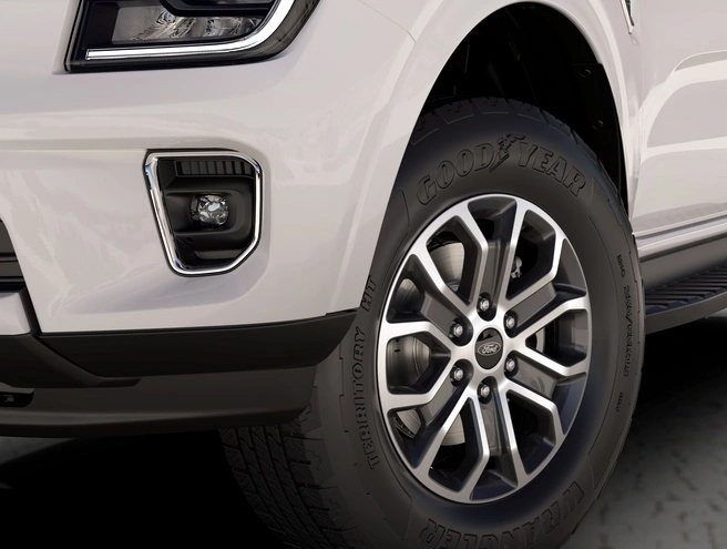 Mâm xe Hợp kim 18 inch
Mâm xe hợp kim 18 inch màu đen bạc ánh kim làm tôn lên vẻ tự tin và chắc chắn cho Everest Ambiente.