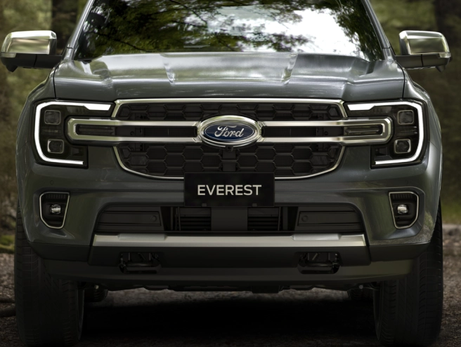 Nâng Tầm Thiết Kế
Phần đầu xe Everest Titanium đặc biệt nổi bật với lưới tản nhiệt dạng lưới mạ crôm kết hợp cùng cụm đèn LED hình chữ C mang đậm đặc trưng thiết kế toàn cầu của Ford. Các điểm nhấn mạ crôm trên gương, tay nắm cửa, bậc lên xuống hai bên xe tạo nên vẻ cứng cáp nhưng vẫn vô cùng sang trọng cho chiếc xe.