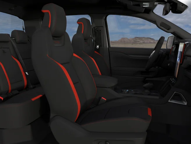 Ghế ngồi theo phong cách thiết kế Ford Performance
Lấy cảm hứng từ máy bay chiến đấu phản lực, ghế ngồi xe Raptor có thiết kế ôm trọn người lái, giúp lái xe có tư thế chắc chắn khi ôm cua hoặc tiếp đất. Các đường chỉ khâu độc đáo và kết hợp với da lộn giúp tối ưu sự thoải mái và tăng tính thẩm mỹ.
